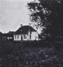 Het huisje zoals dat tot 1970 op het borgterrein heeft gestaan.